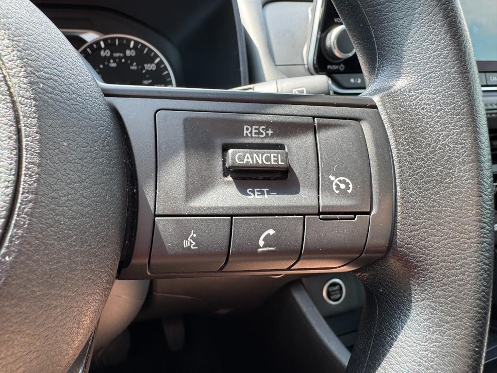 Nissan Rogue Vehicle Full-screen Gallery Image 17