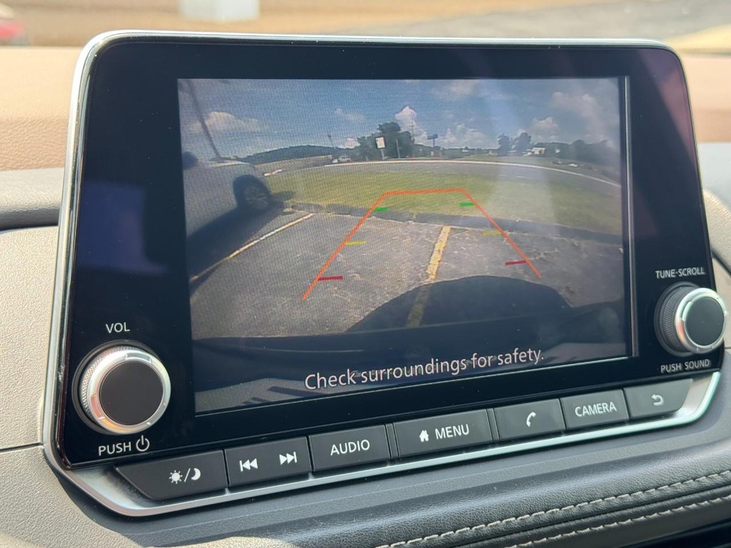 Nissan Rogue Vehicle Full-screen Gallery Image 20