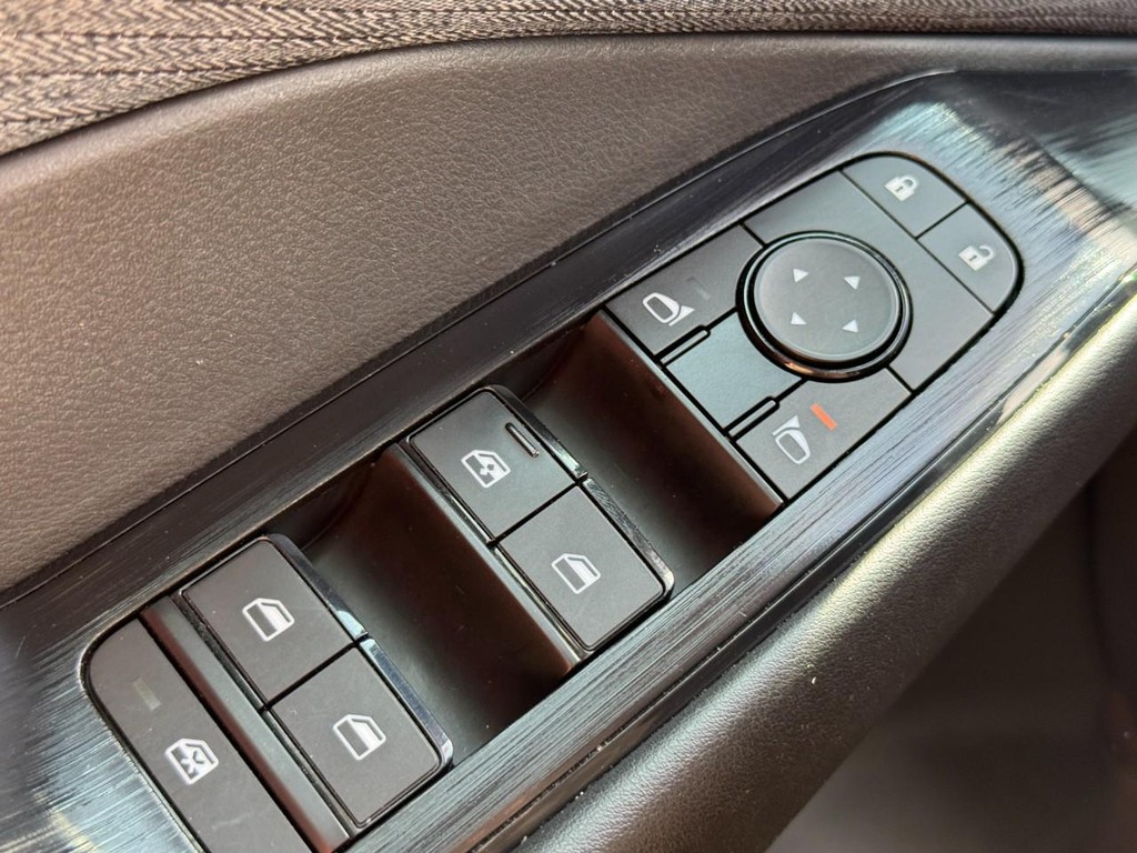 Nissan Rogue Vehicle Full-screen Gallery Image 21