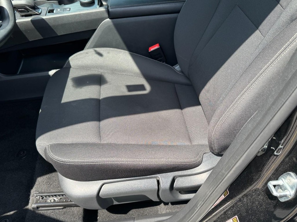 Nissan Rogue Vehicle Full-screen Gallery Image 22