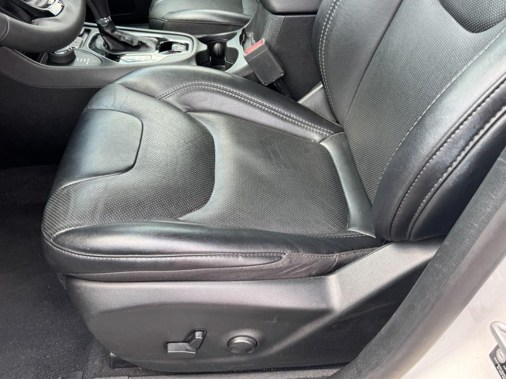 Jeep Cherokee Vehicle Full-screen Gallery Image 24