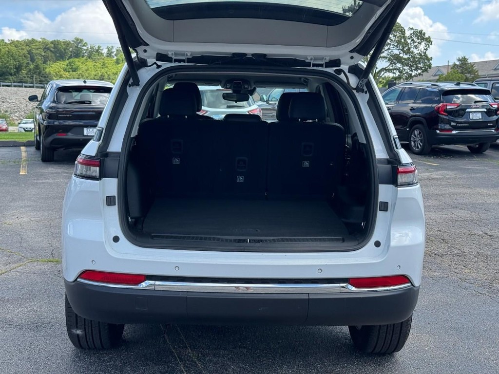 Jeep Grand Cherokee Vehicle Full-screen Gallery Image 08