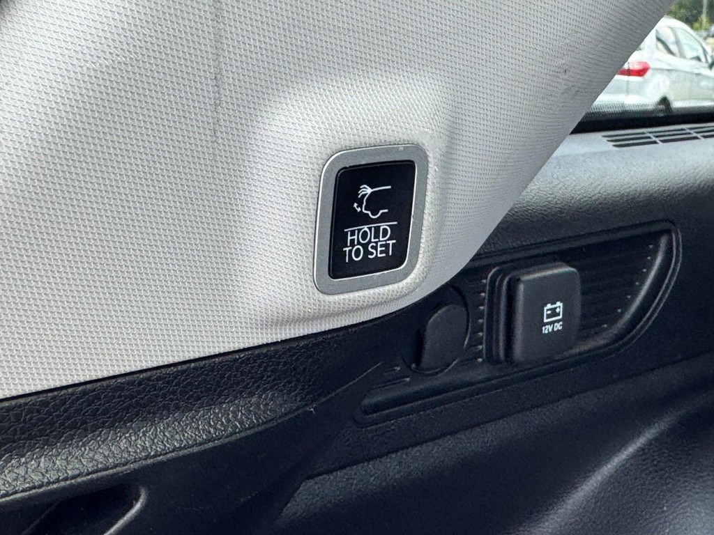 Jeep Grand Cherokee Vehicle Full-screen Gallery Image 09