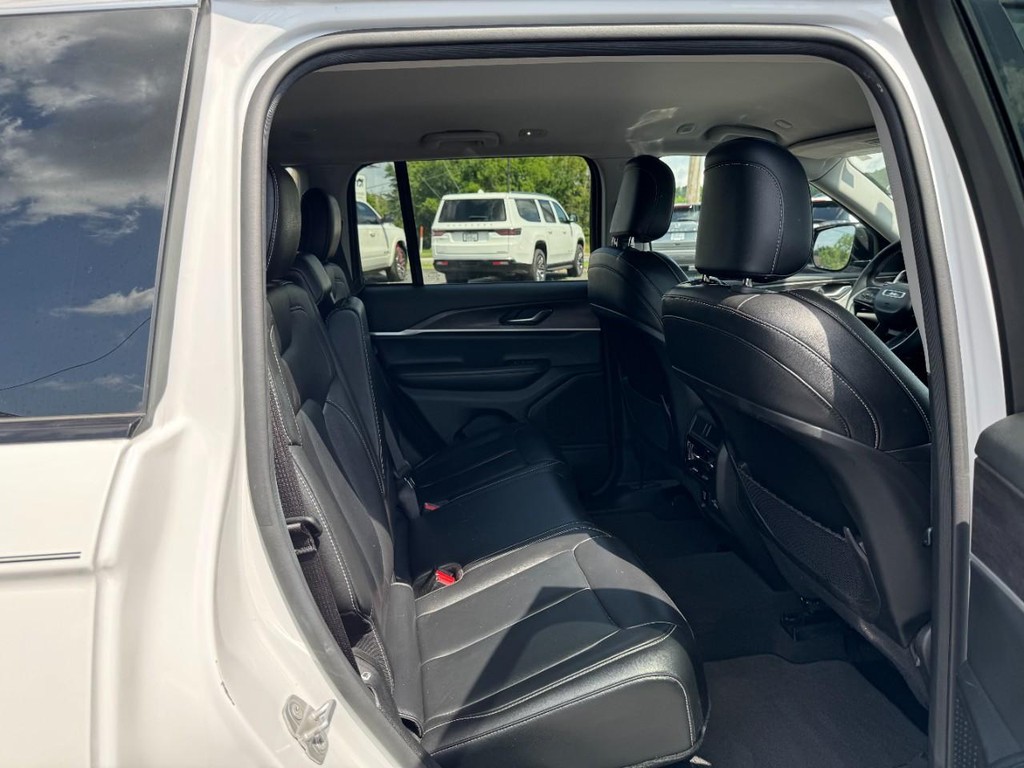 Jeep Grand Cherokee Vehicle Full-screen Gallery Image 13