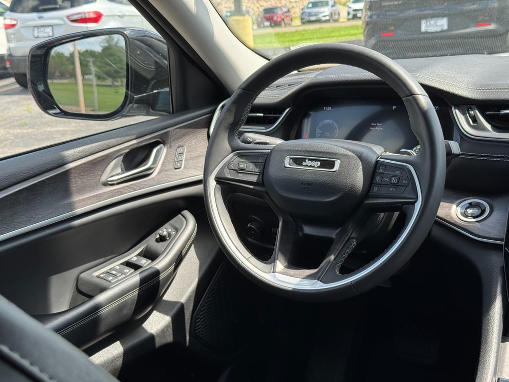 Jeep Grand Cherokee Vehicle Full-screen Gallery Image 15