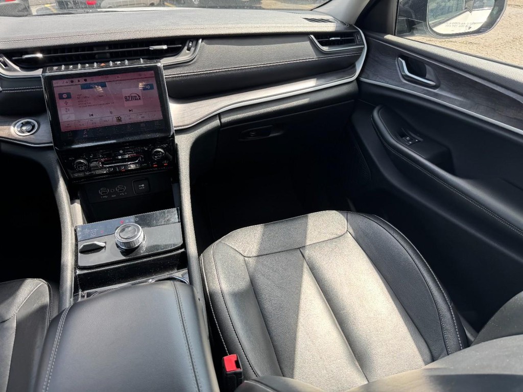 Jeep Grand Cherokee Vehicle Full-screen Gallery Image 18