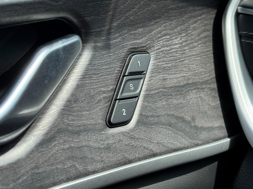 Jeep Grand Cherokee Vehicle Full-screen Gallery Image 19