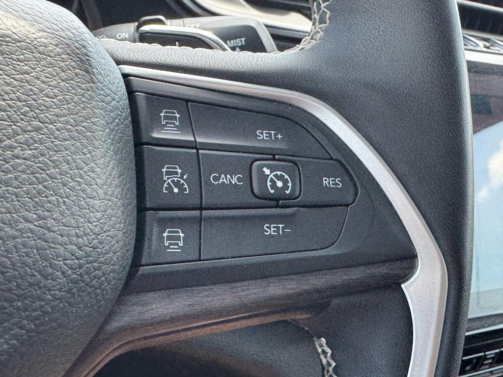 Jeep Grand Cherokee Vehicle Full-screen Gallery Image 21