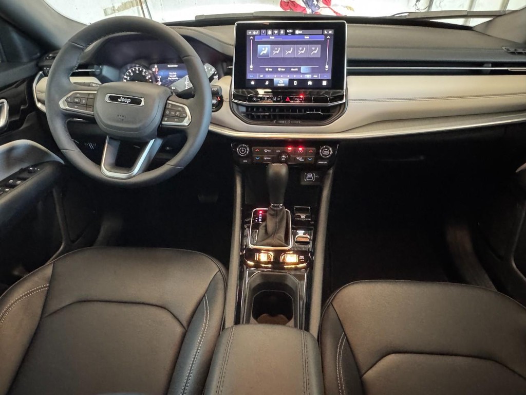 Jeep Compass Vehicle Full-screen Gallery Image 05