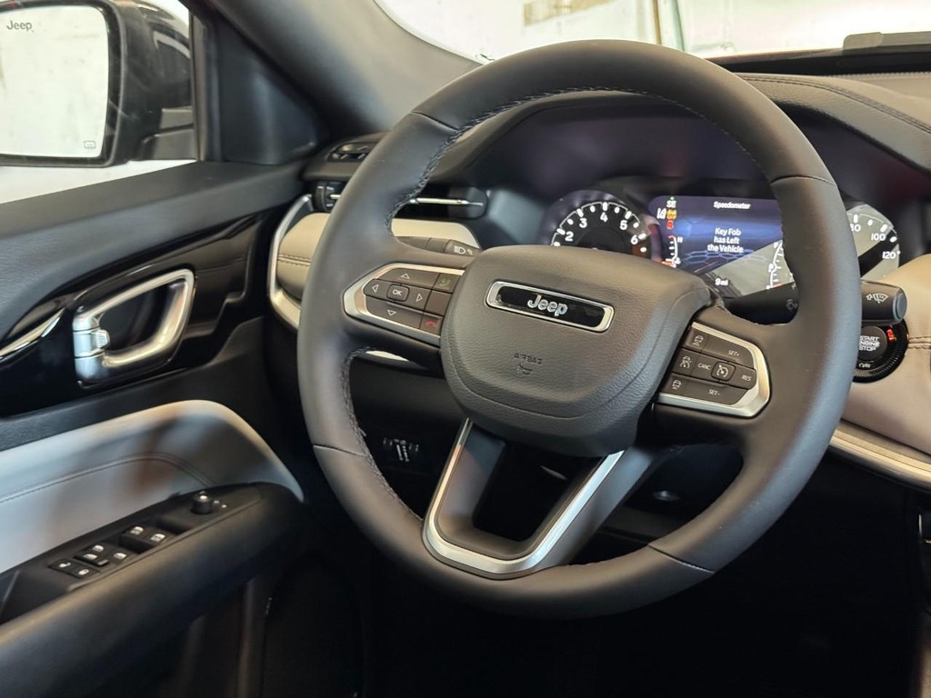 Jeep Compass Vehicle Full-screen Gallery Image 06