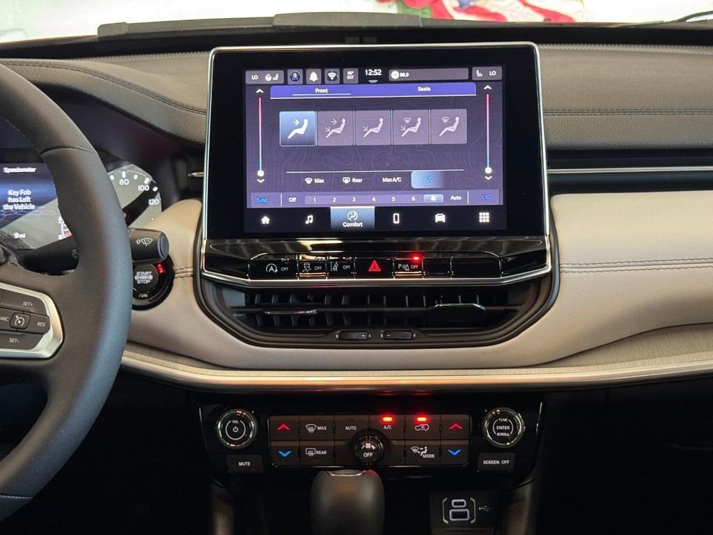 Jeep Compass Vehicle Full-screen Gallery Image 07