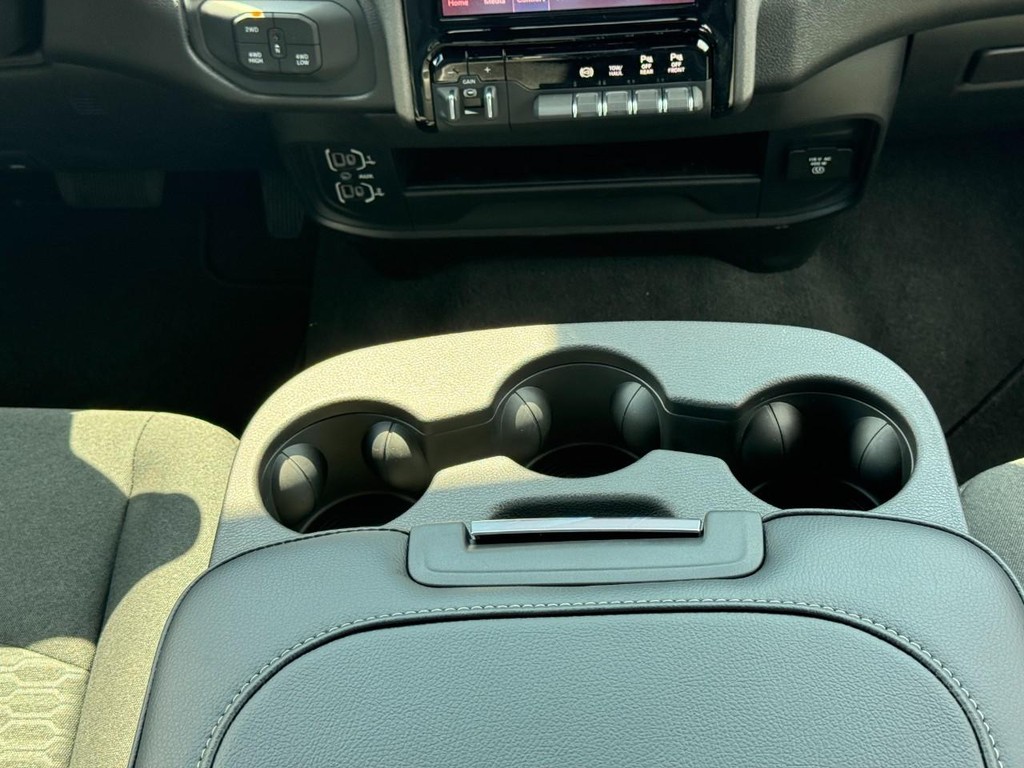 Ram 2500 Vehicle Full-screen Gallery Image 09