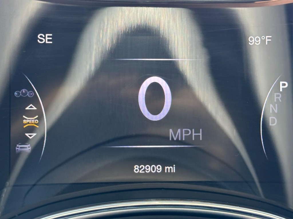 Jeep Grand Cherokee Vehicle Full-screen Gallery Image 21