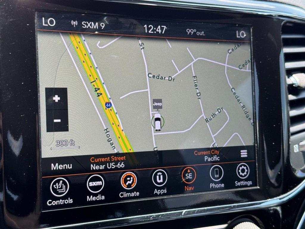 Jeep Grand Cherokee Vehicle Full-screen Gallery Image 24