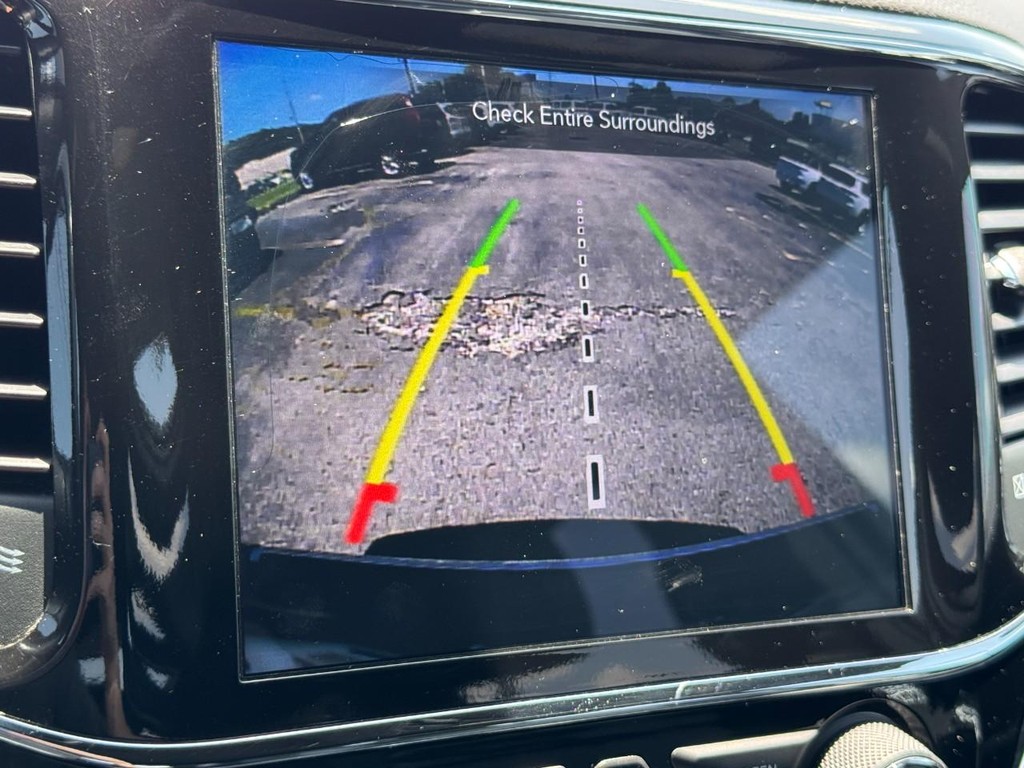 Jeep Grand Cherokee Vehicle Full-screen Gallery Image 25