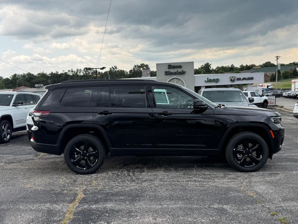 Jeep Grand Cherokee L Vehicle Full-screen Gallery Image 02