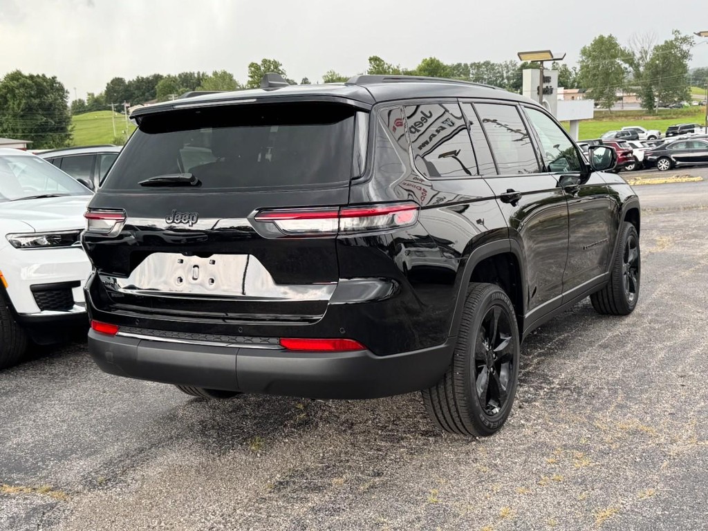 Jeep Grand Cherokee L Vehicle Full-screen Gallery Image 03