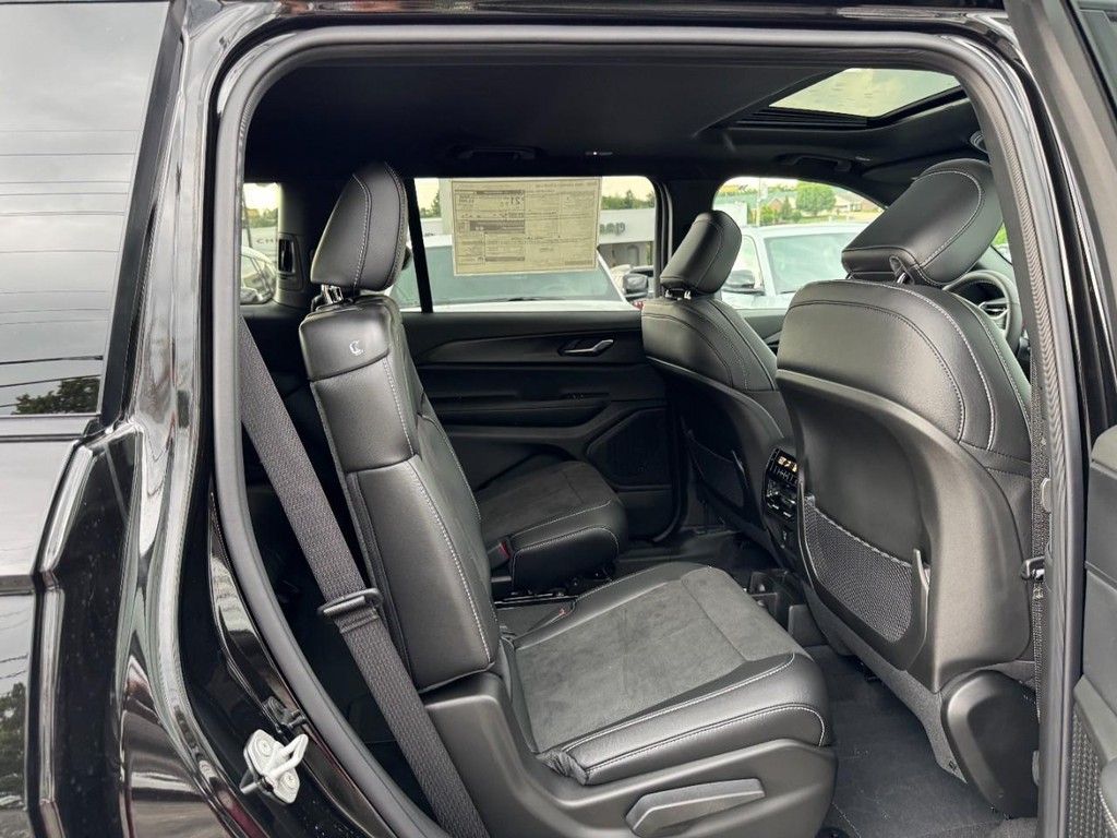 Jeep Grand Cherokee L Vehicle Full-screen Gallery Image 05