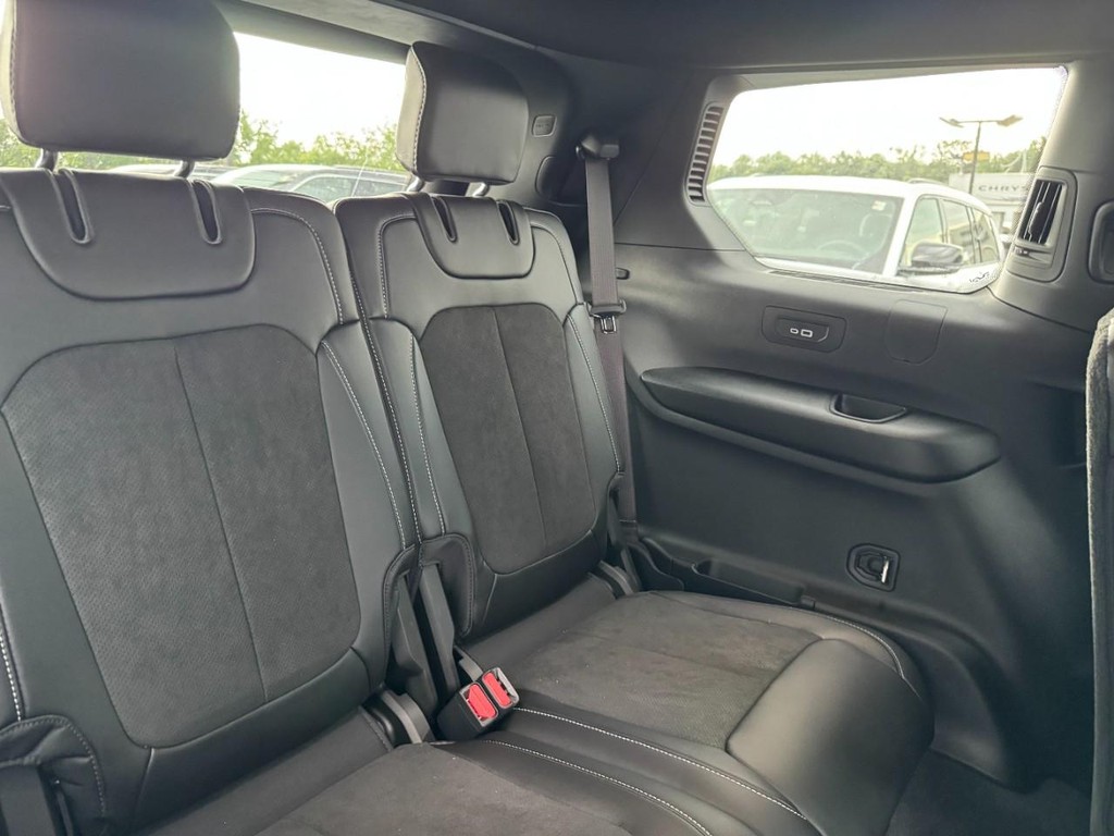 Jeep Grand Cherokee L Vehicle Full-screen Gallery Image 06