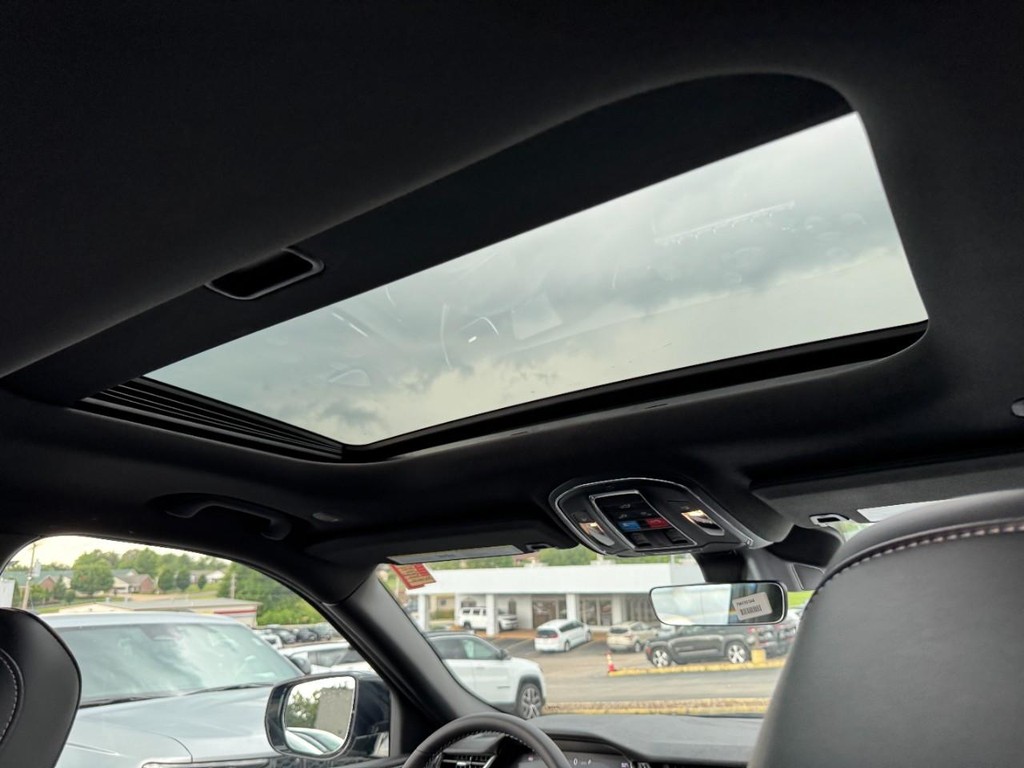 Jeep Grand Cherokee L Vehicle Full-screen Gallery Image 07