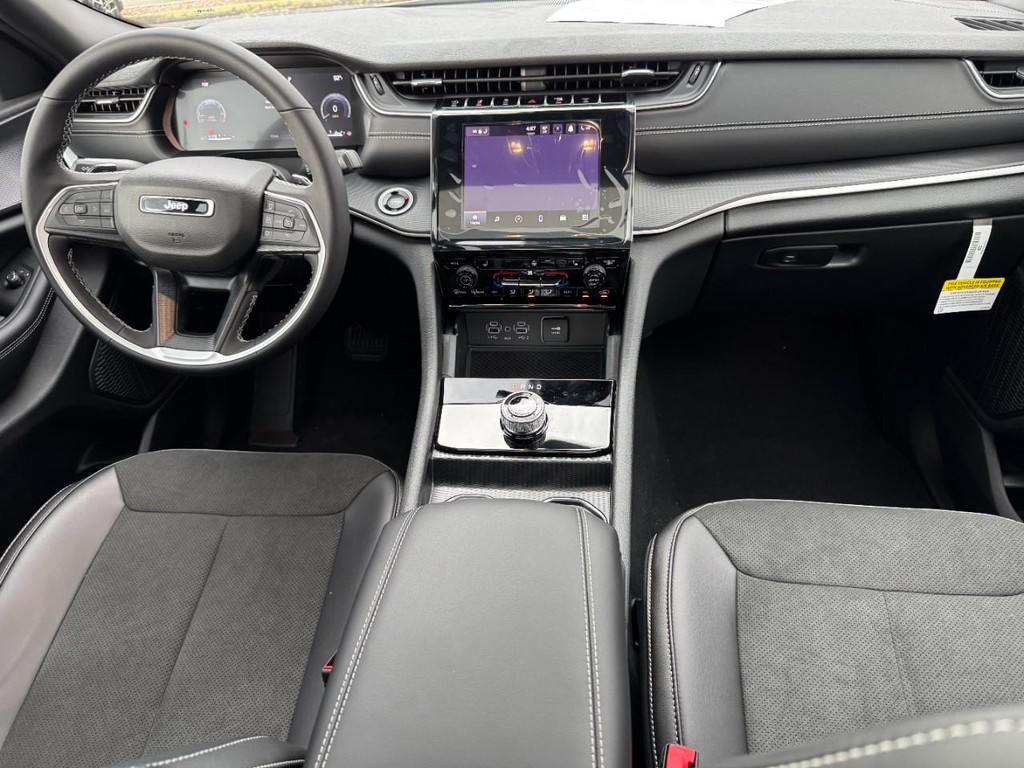 Jeep Grand Cherokee L Vehicle Full-screen Gallery Image 08