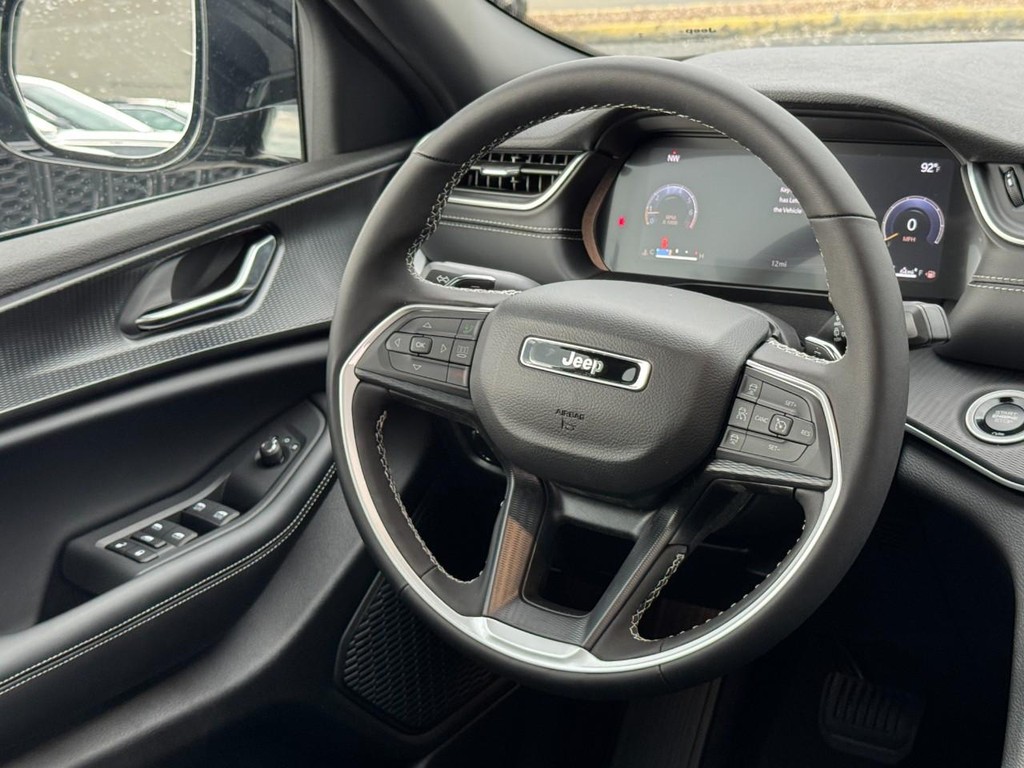 Jeep Grand Cherokee L Vehicle Full-screen Gallery Image 09