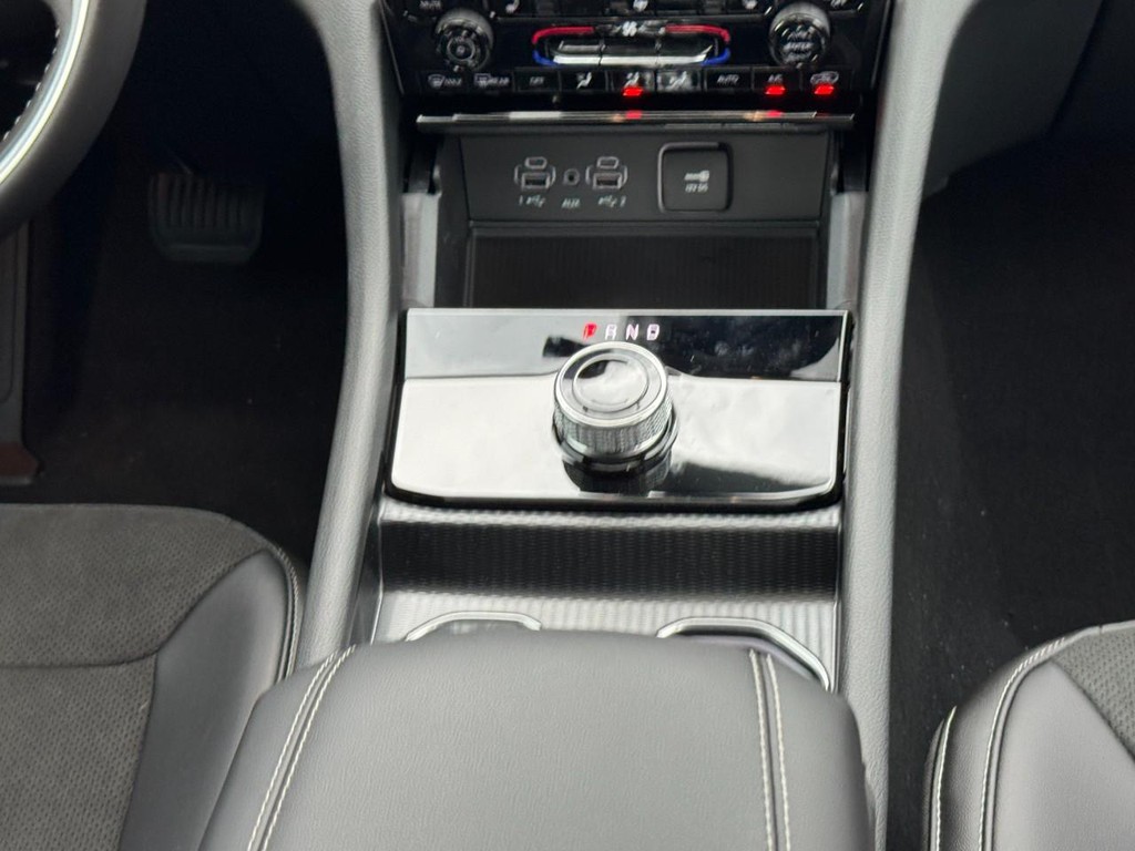 Jeep Grand Cherokee L Vehicle Full-screen Gallery Image 11