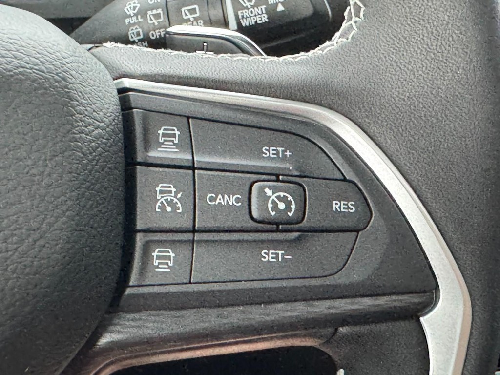 Jeep Grand Cherokee L Vehicle Full-screen Gallery Image 13