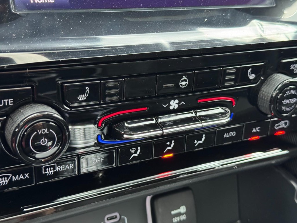 Jeep Grand Cherokee L Vehicle Full-screen Gallery Image 16