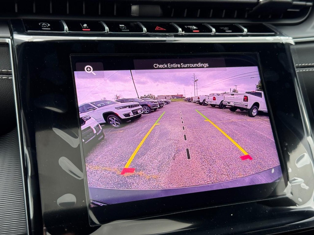 Jeep Grand Cherokee L Vehicle Full-screen Gallery Image 17