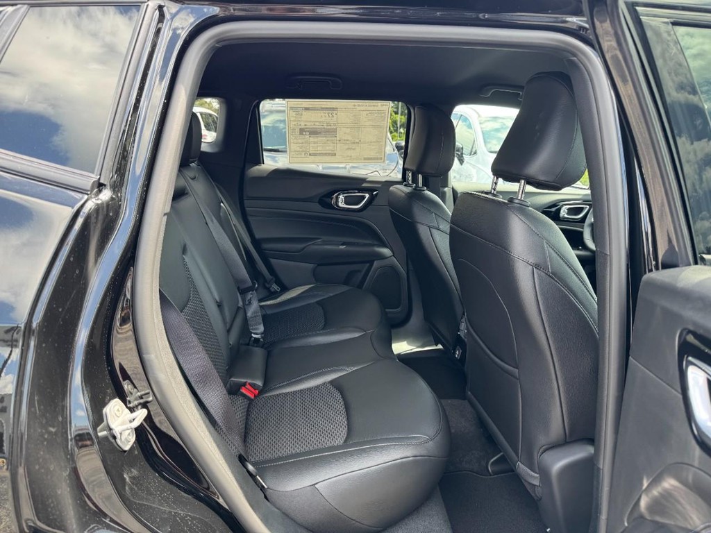 Jeep Compass Vehicle Full-screen Gallery Image 05