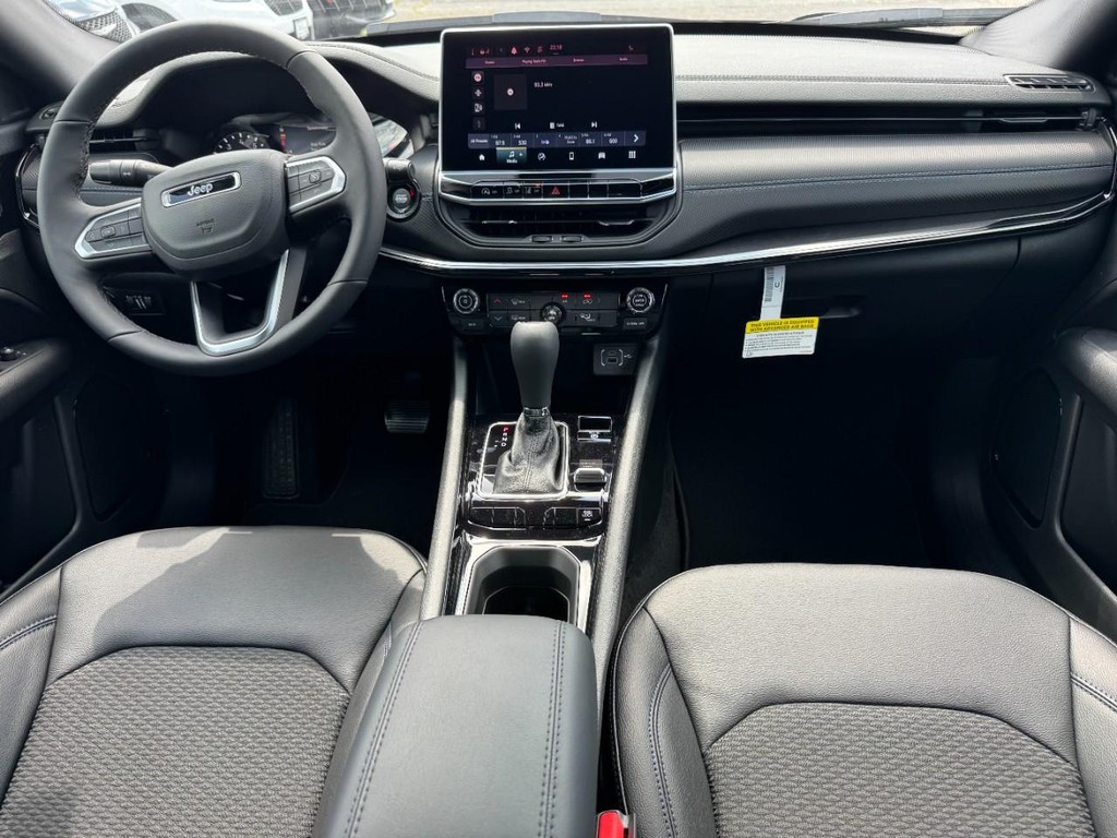 Jeep Compass Vehicle Full-screen Gallery Image 06