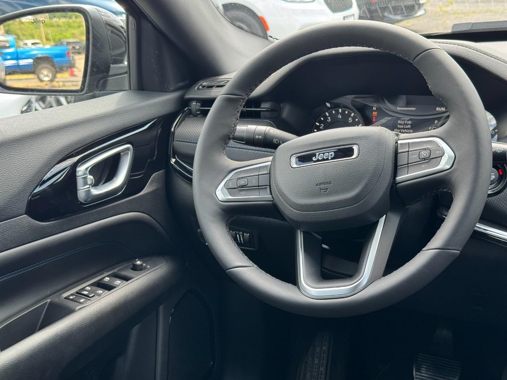 Jeep Compass Vehicle Full-screen Gallery Image 07