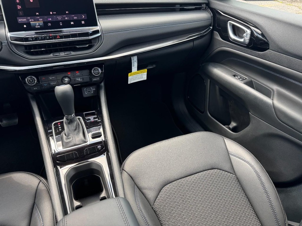 Jeep Compass Vehicle Full-screen Gallery Image 10