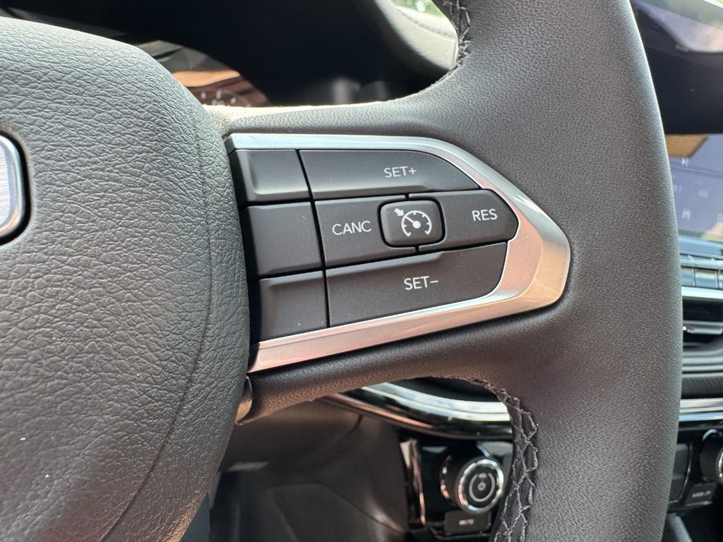 Jeep Compass Vehicle Full-screen Gallery Image 12