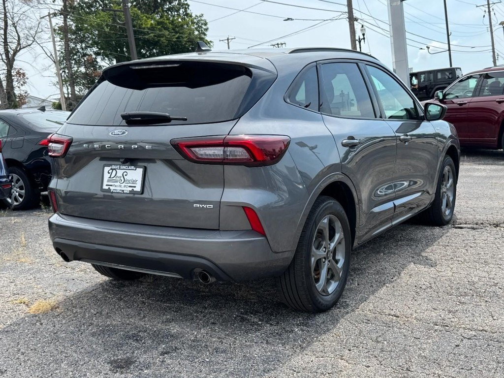 Ford Escape Vehicle Full-screen Gallery Image 03