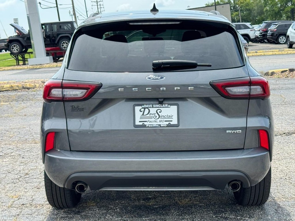 Ford Escape Vehicle Full-screen Gallery Image 10