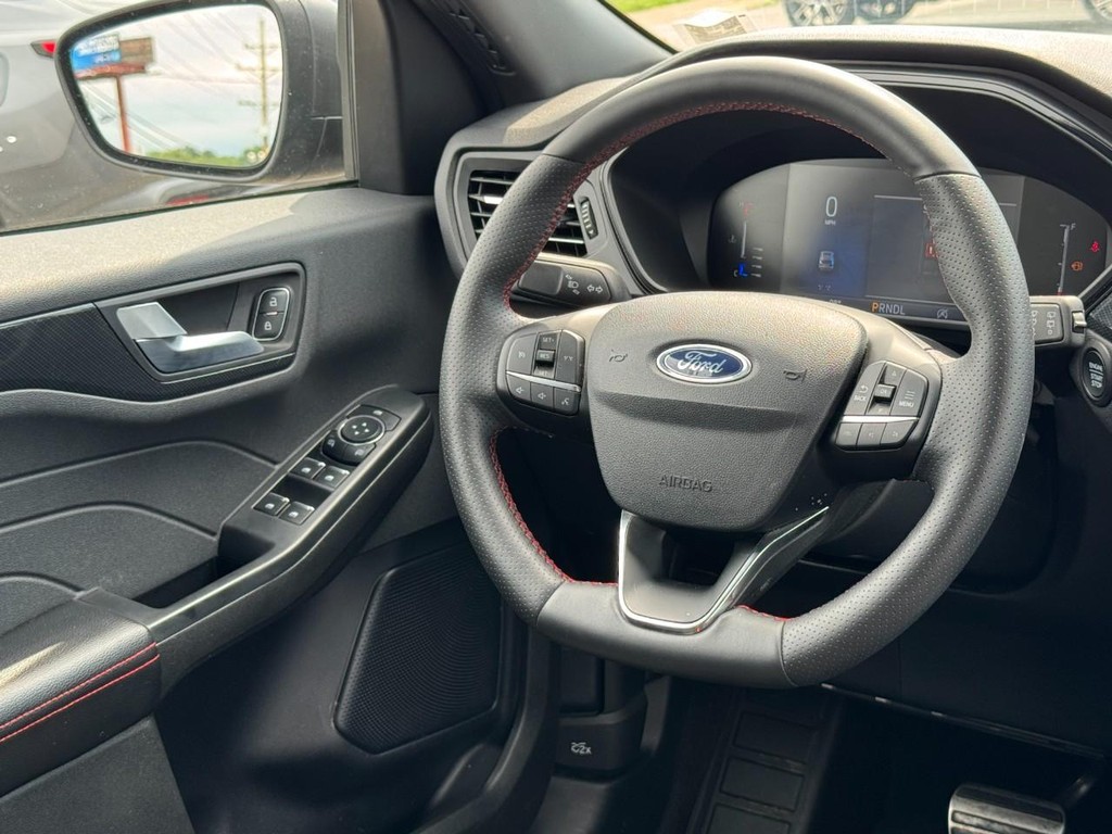 Ford Escape Vehicle Full-screen Gallery Image 13