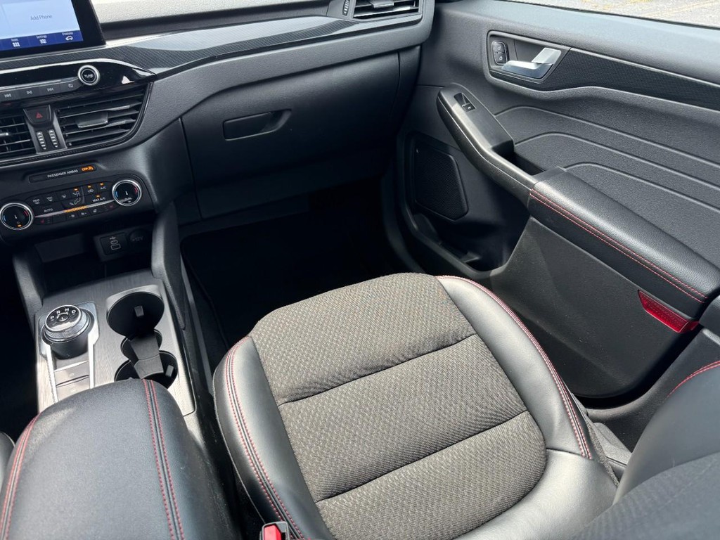 Ford Escape Vehicle Full-screen Gallery Image 16