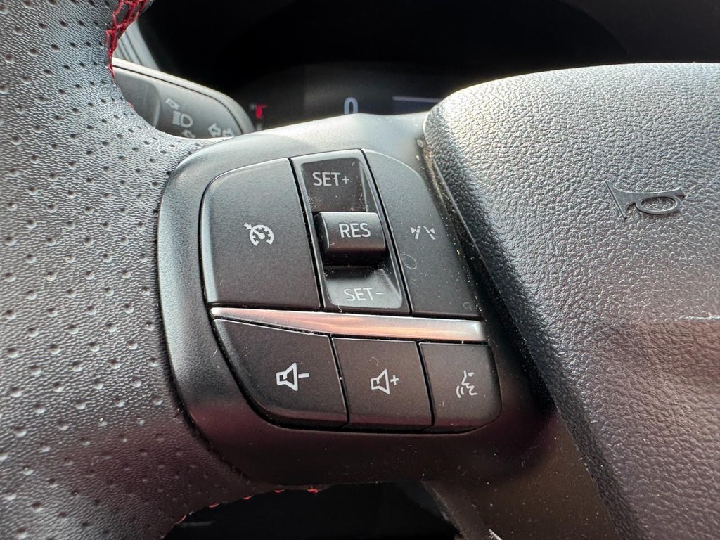 Ford Escape Vehicle Full-screen Gallery Image 17