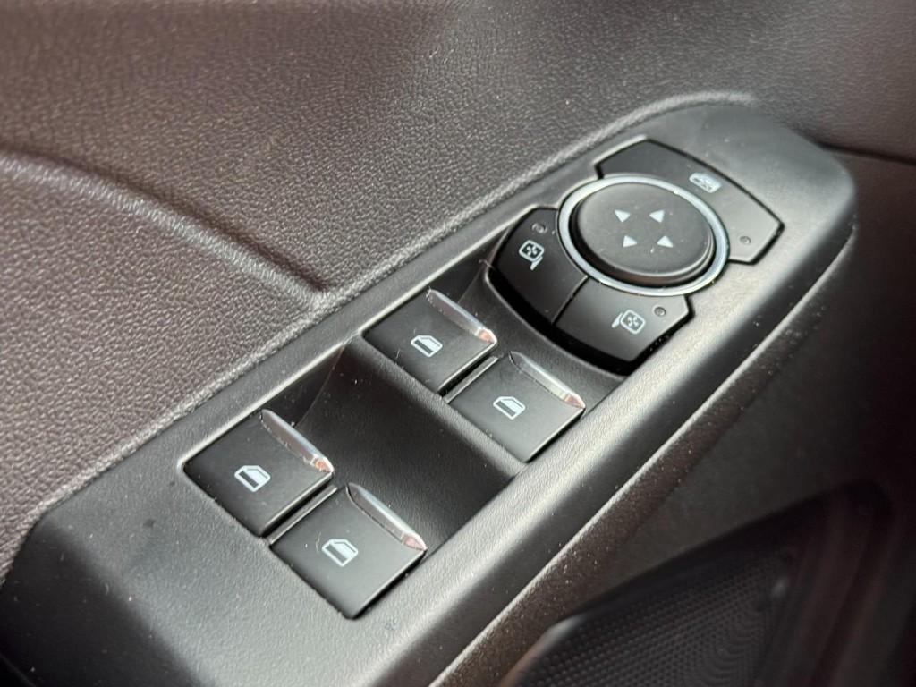 Ford Escape Vehicle Full-screen Gallery Image 24