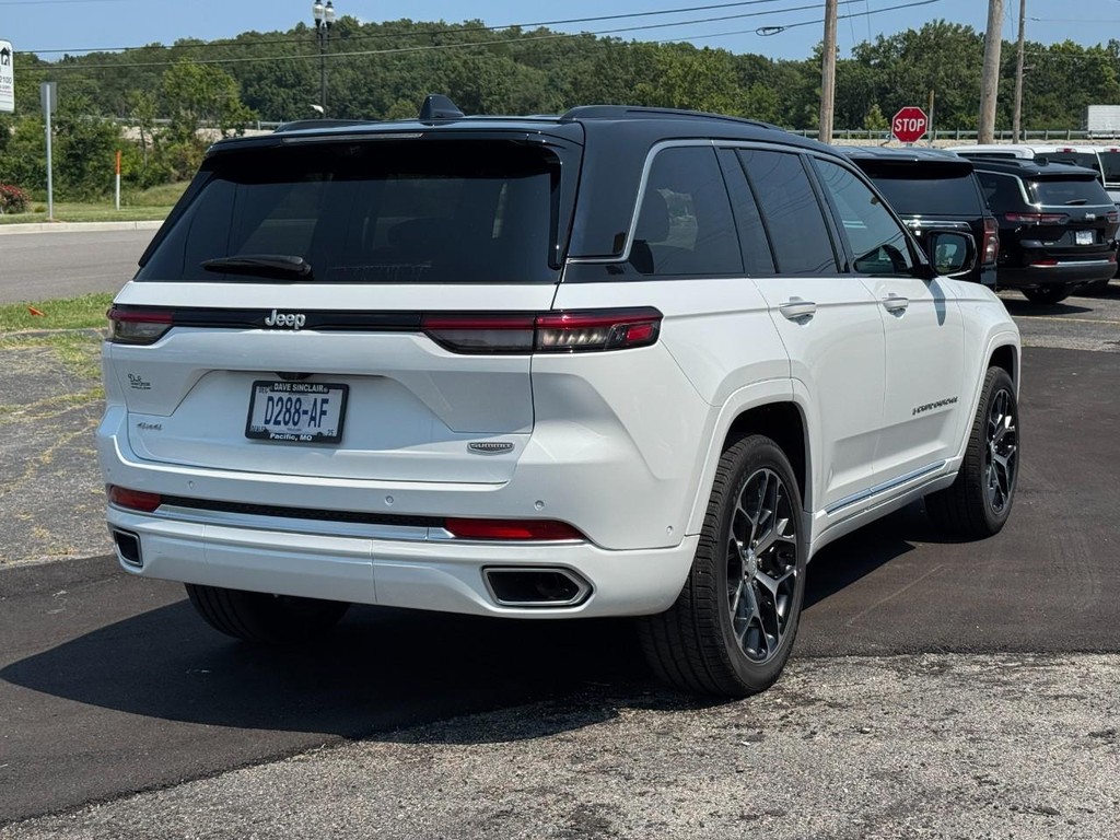 Jeep Grand Cherokee Vehicle Full-screen Gallery Image 03