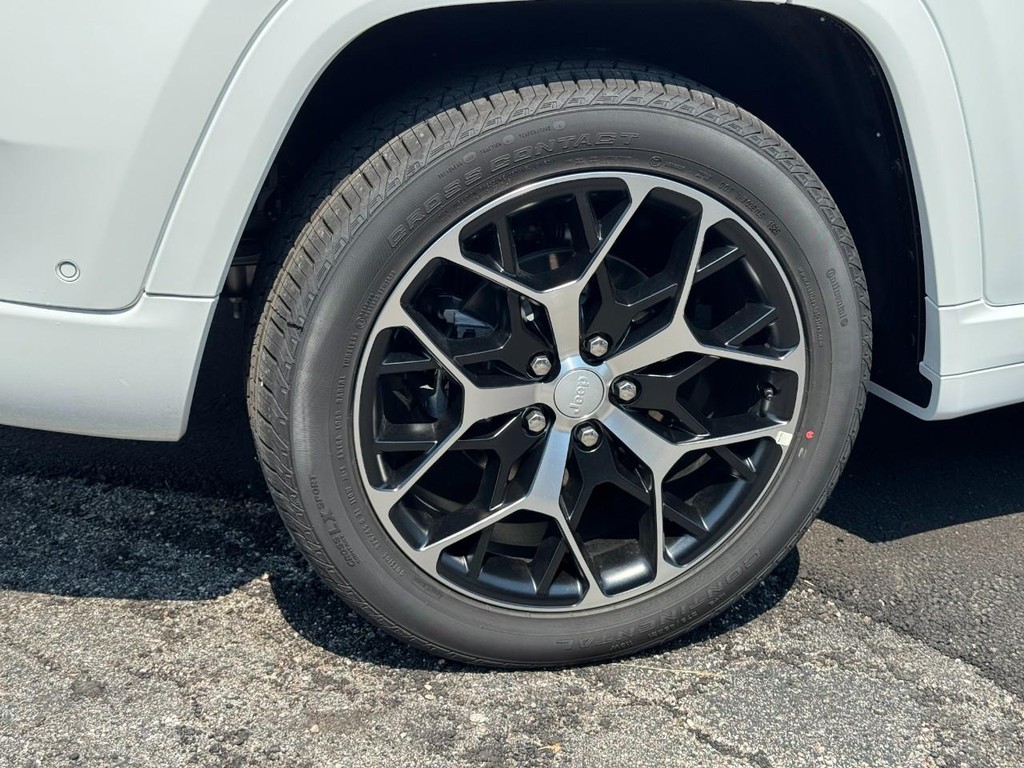 Jeep Grand Cherokee Vehicle Full-screen Gallery Image 04