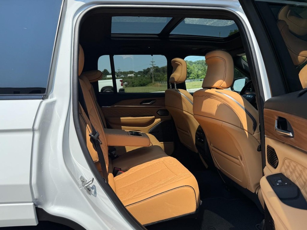 Jeep Grand Cherokee Vehicle Full-screen Gallery Image 05