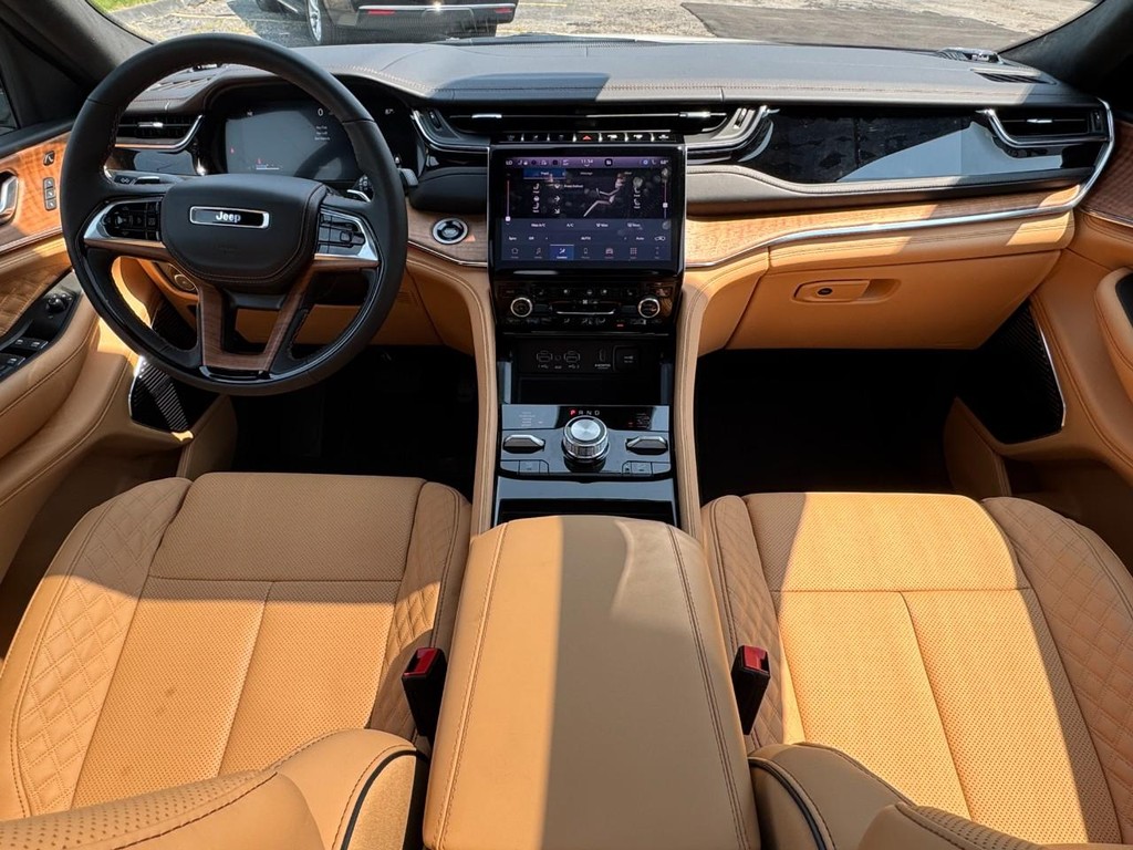 Jeep Grand Cherokee Vehicle Full-screen Gallery Image 06