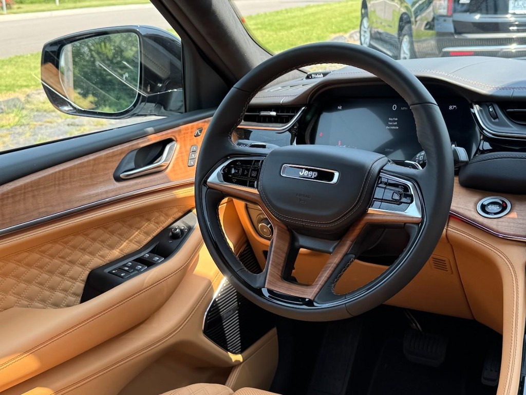 Jeep Grand Cherokee Vehicle Full-screen Gallery Image 07