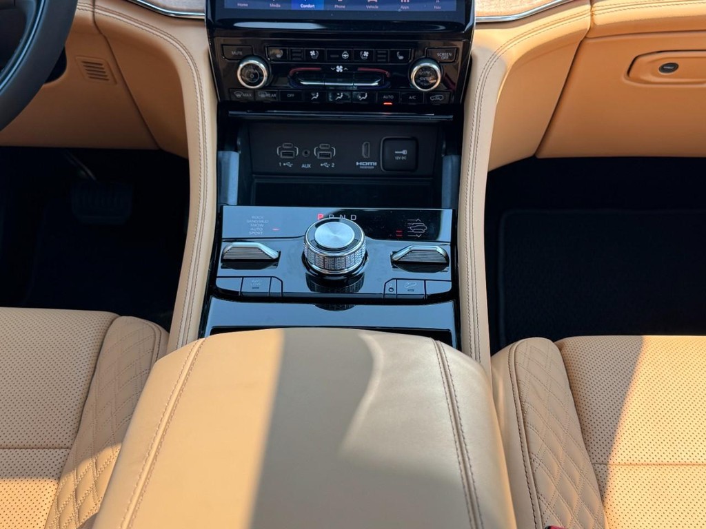 Jeep Grand Cherokee Vehicle Full-screen Gallery Image 09