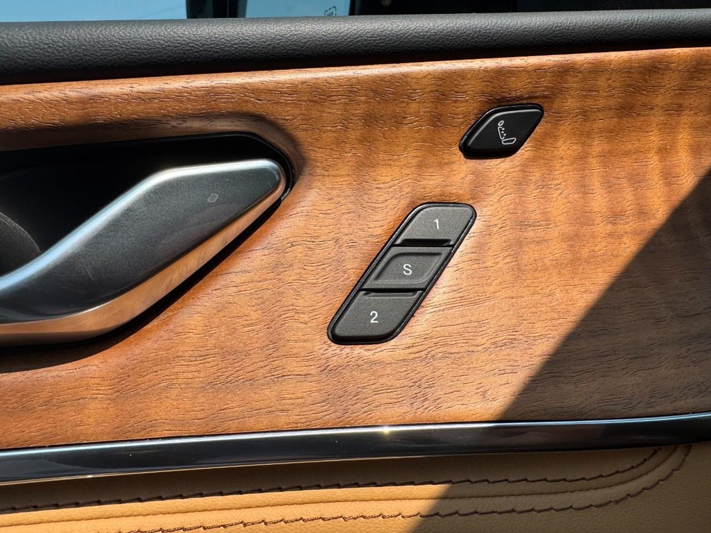 Jeep Grand Cherokee Vehicle Full-screen Gallery Image 10