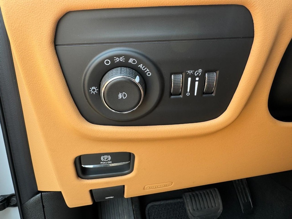 Jeep Grand Cherokee Vehicle Full-screen Gallery Image 11