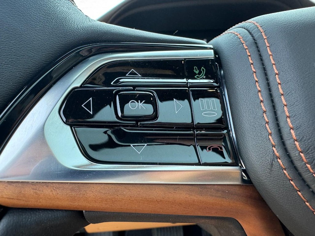 Jeep Grand Cherokee Vehicle Full-screen Gallery Image 12